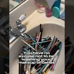 How to clean makeup brushes! 🧼 #contentcreator #makeupbrushes #cleaningtips