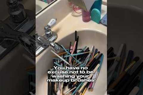How to clean makeup brushes! 🧼 #contentcreator #makeupbrushes #cleaningtips